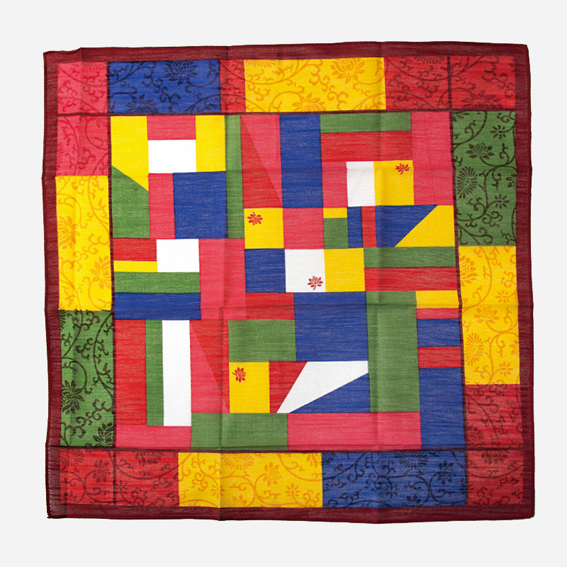 다채로운 비단 느낌의 소재에 전통 조각보 기법을 응용한 손수건, 가장자리에 꽃과 덩굴 무늬가 더해진 다색 패턴 디자인.