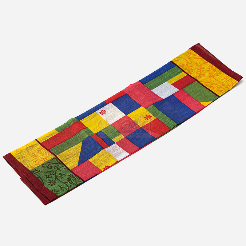 비단으로 짠 듯한 반투명 천을 사용한 전통 조각보 기법의 손수건, 오방색 배색과 꽃문양 포인트가 돋보이는 디자인.