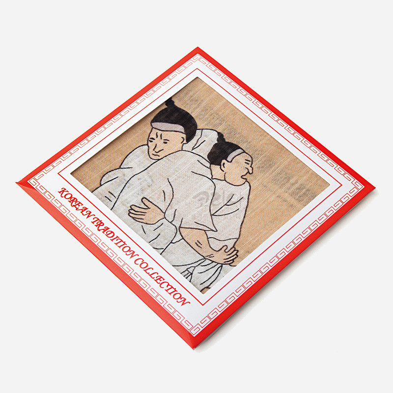 씨름 장면 민속화가 인쇄된 베이지색 천 소재, 흑백 대비 선묘가 특징인 전통 문양 손수건.
