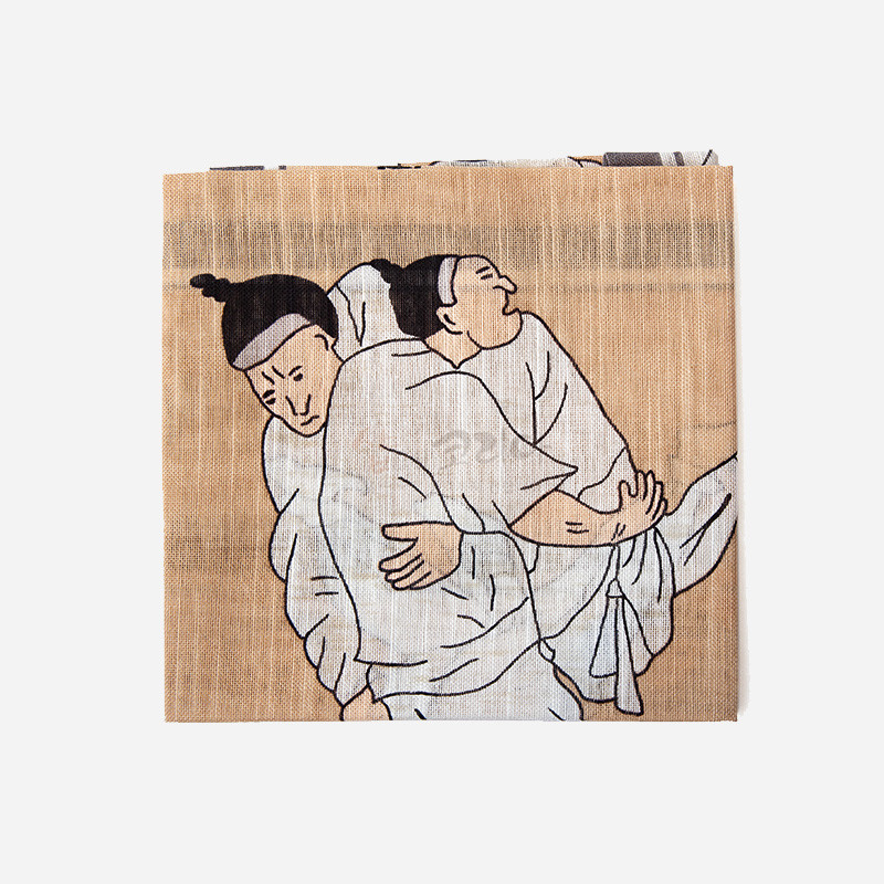 옅은 황갈색 바탕 위에 흰색 한복의 씨름 장면을 담은 민속화 풍의 면 손수건.