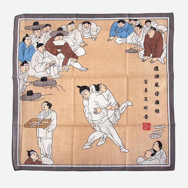 전통 씨름 장면을 민속화 풍으로 담은 면 소재 손수건, 베이지 바탕과 회색 테두리, 한글 서예 문양이 특징인 디자인.