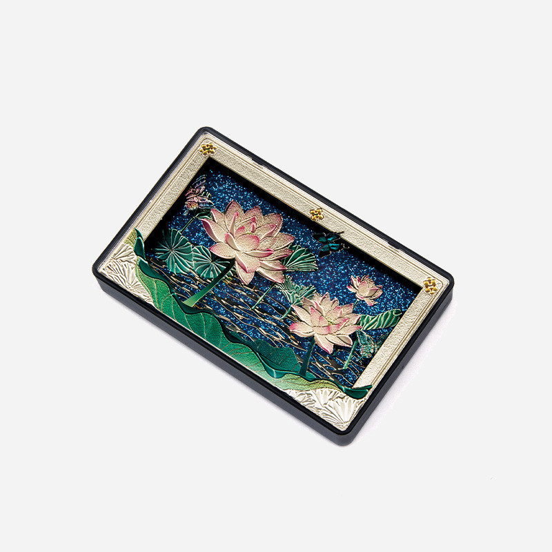 자개와 금속 재질로 연못의 연꽃과 연잎을 입체적으로 표현한 청록·분홍색 배색 직사각형 마그넷.