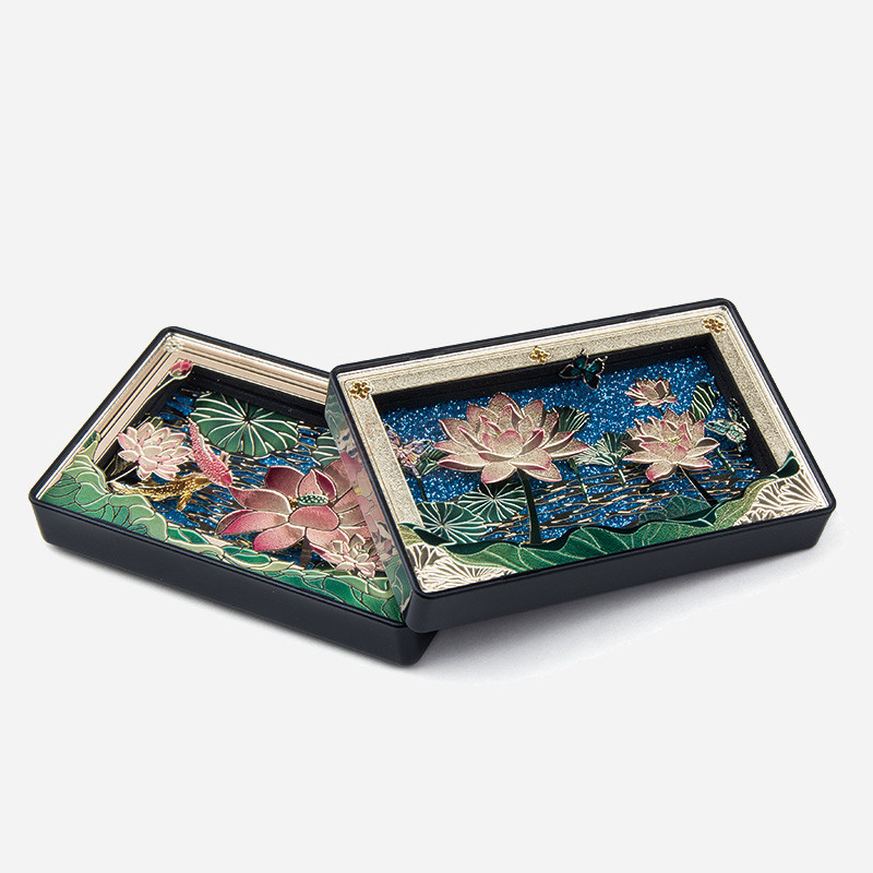 자개와 금속으로 연출한 입체 연꽃과 연잎, 청색 수면 배경이 조화를 이루는 직사각형 마그넷.