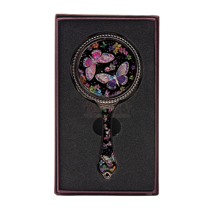 흑색 바탕에 자개 상감으로 꽃과 나비 문양을 넣은 금속 손잡이 거울.