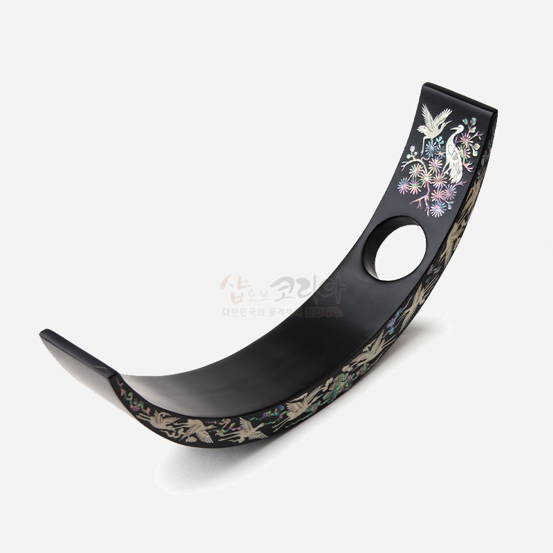 무광 흑색 옻칠 위에 자개 상감 기법으로 송학과 국화 문양을 새긴 곡선형 나전칠기 와인홀더.