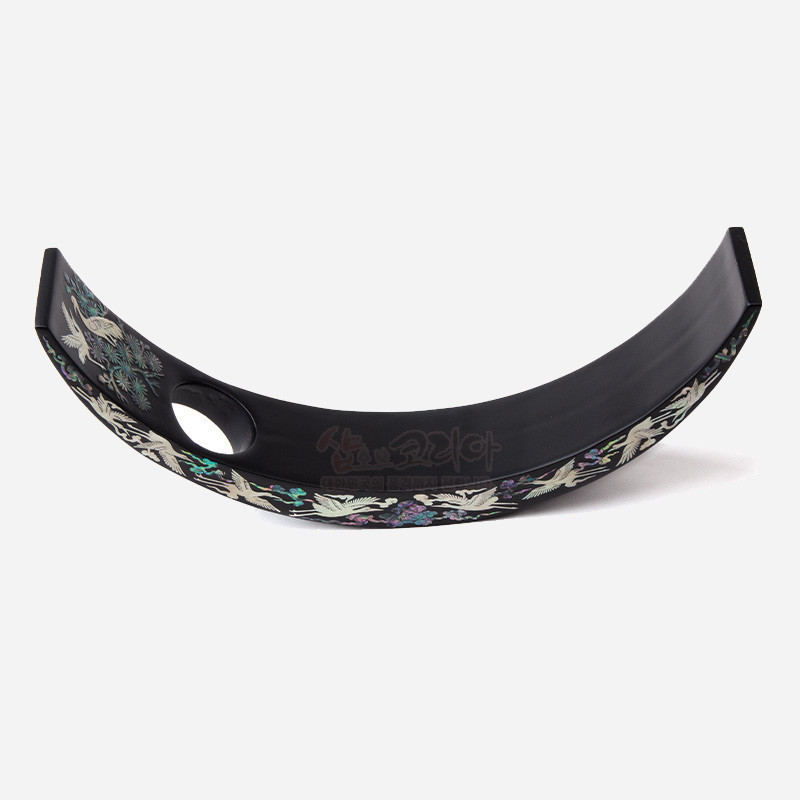 무광 흑색 옻칠 위에 자개 상감 기법으로 송학과 구름 문양을 장식한 곡선형 와인 홀더.