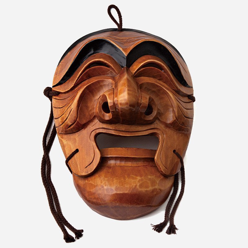 광택 있는 원목을 정교하게 조각한 하회탈 양반 얼굴, 짙은 갈색과 흑색 대비와 면 분할 음영이 특징인 목가면.