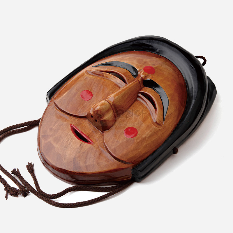옻칠 마감된 나뭇결 느낌의 목재에 검은 머리 장식과 붉은 입술·원형 홍점 문양이 강조된 하회탈 양반 얼굴 조각.