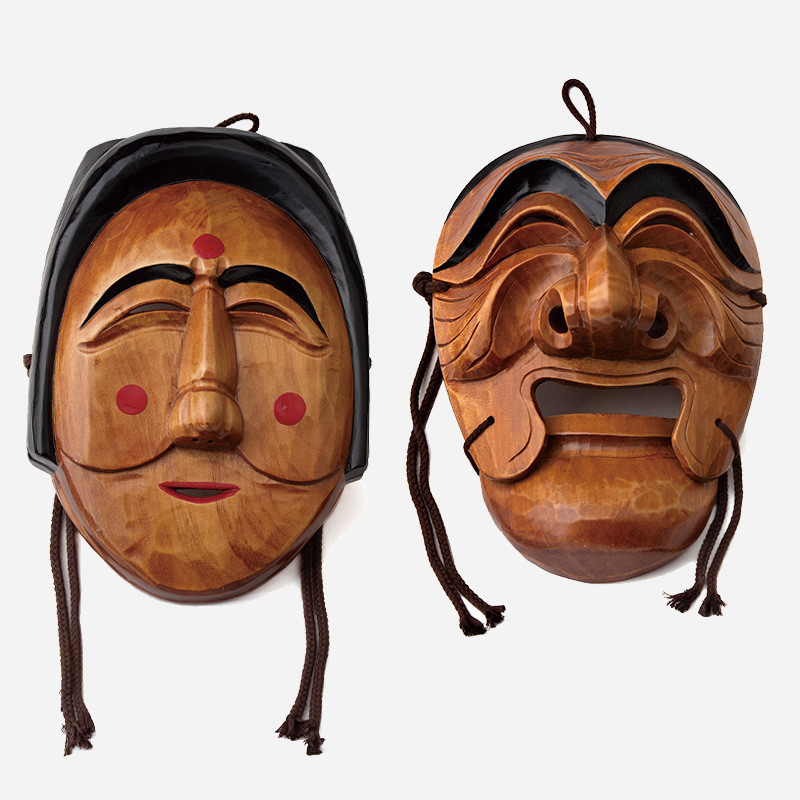 광택 있는 나무 재질에 조각 기법으로 표현된 양반·부네 전통 얼굴 문양과 붉은 포인트 색상이 특징인 장식용 탈 세트.