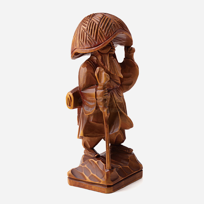 갈색 목재를 세밀하게 조각해 김삿갓 형상을 표현한 목각인형, 지팡이와 삿갓의 음각 결무늬가 특징인 장식 조각상.