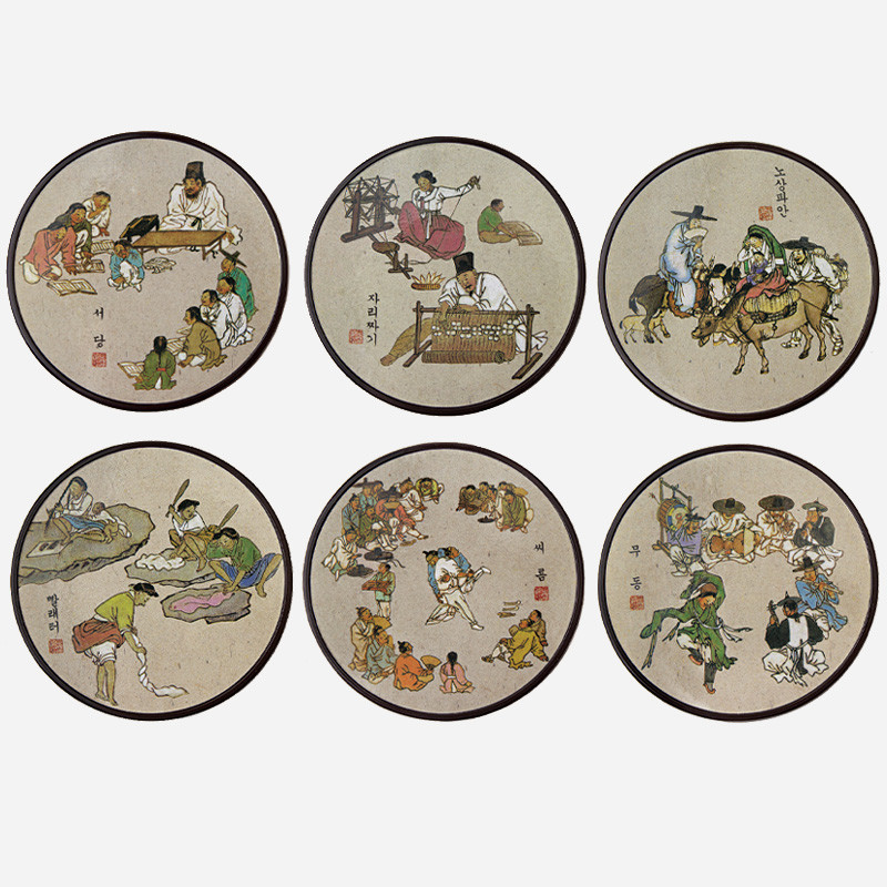 김홍도 풍속화 장면을 인쇄한 원형 컵받침 세트, 베이지 바탕에 다채로운 인물과 농경·놀이 장면이 그려진 디자인.