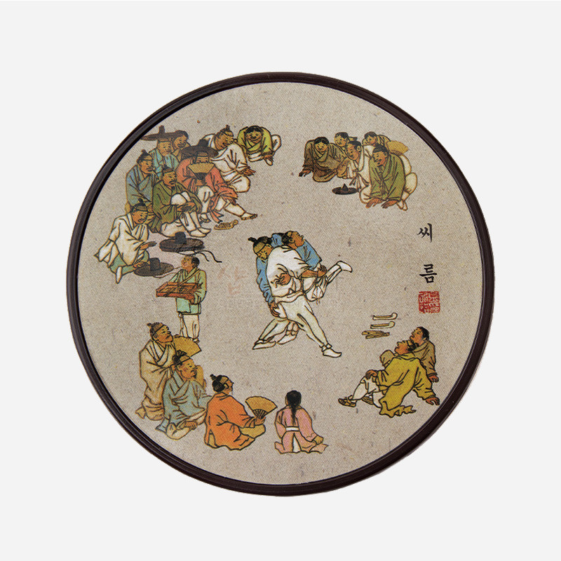 김홍도 씨름 풍속화를 인쇄한 원형 컵받침, 담갈색 테두리와 자연색 바탕의 회화적 문양이 특징인 상품.