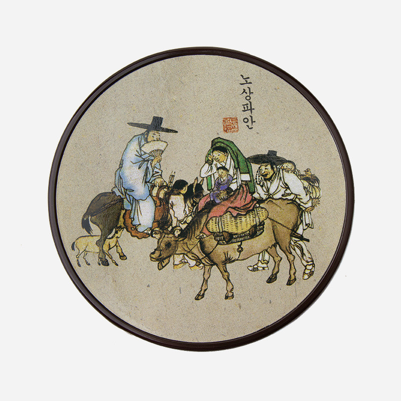 옅은 베이지 배경에 김홍도 풍속화가 인쇄된 원형 컵받침, 갈색 테두리와 다채로운 인물·가축 묘사가 특징인 디자인.