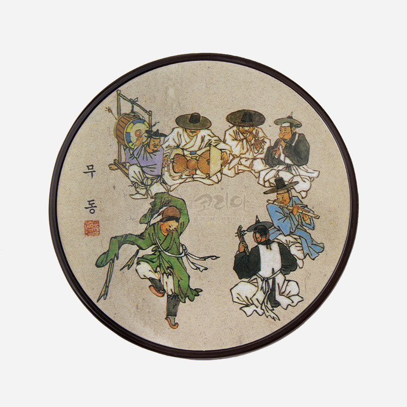 김홍도 풍속화 ‘무동’ 장면이 인쇄된 원형 컵받침, 베이지 바탕에 녹색·청색·백색의 인물 군무 도상 표현.