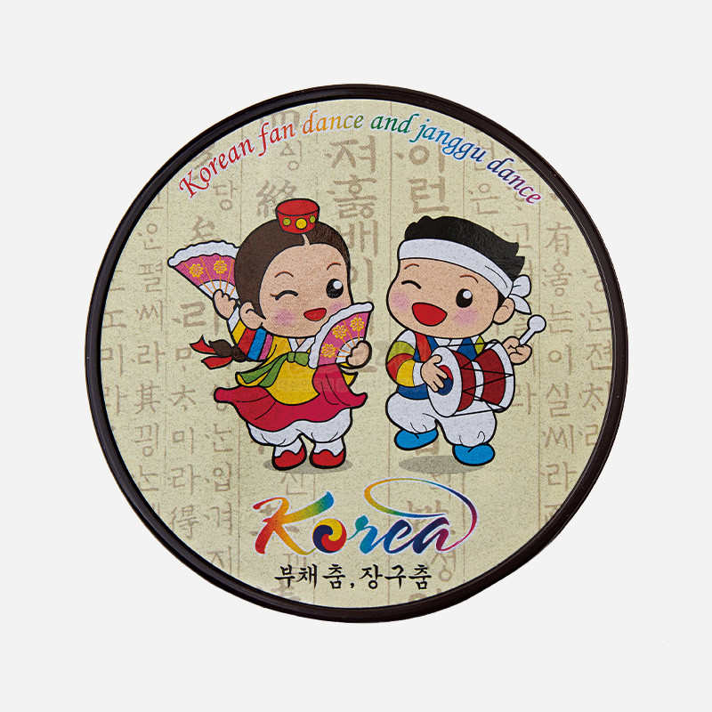 한글 배경 위에 부채춤·장구춤 한복 캐릭터와 다채로운 색상의 일러스트가 인쇄된 원형 컵받침.