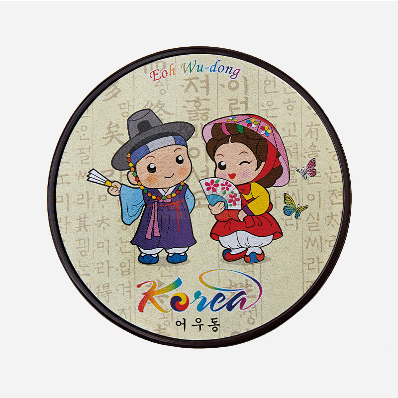 한복 캐릭터와 나비 일러스트, 한글 배경이 어우러진 원형 컵받침.