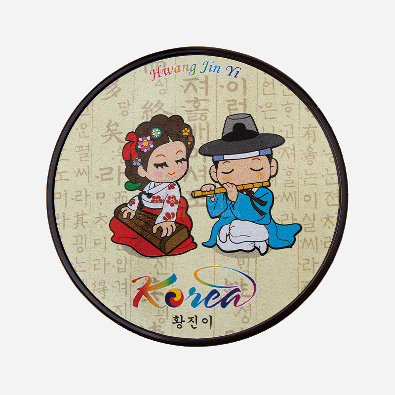 한글 배경 위에 한복 차림 황진이와 피리 부는 캐릭터를 컬러 인쇄한 원형 컵받침.