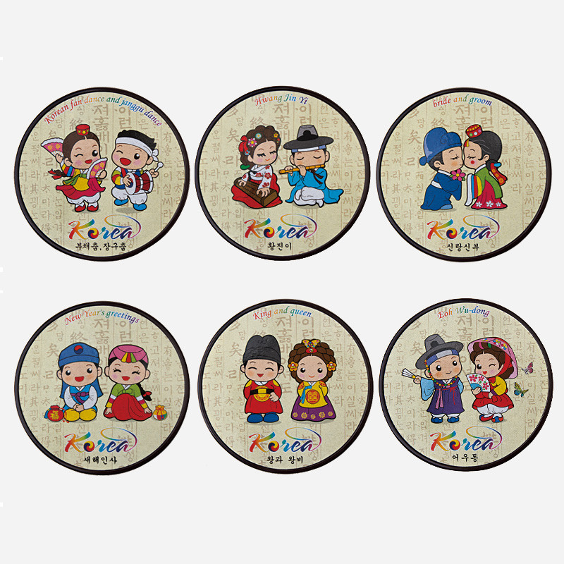 한글 배경 위에 한복캐릭터를 컬러 인쇄한 원형 컵받침 세트, 다양한 전통의상과 장신구 문양이 특징인 디자인.