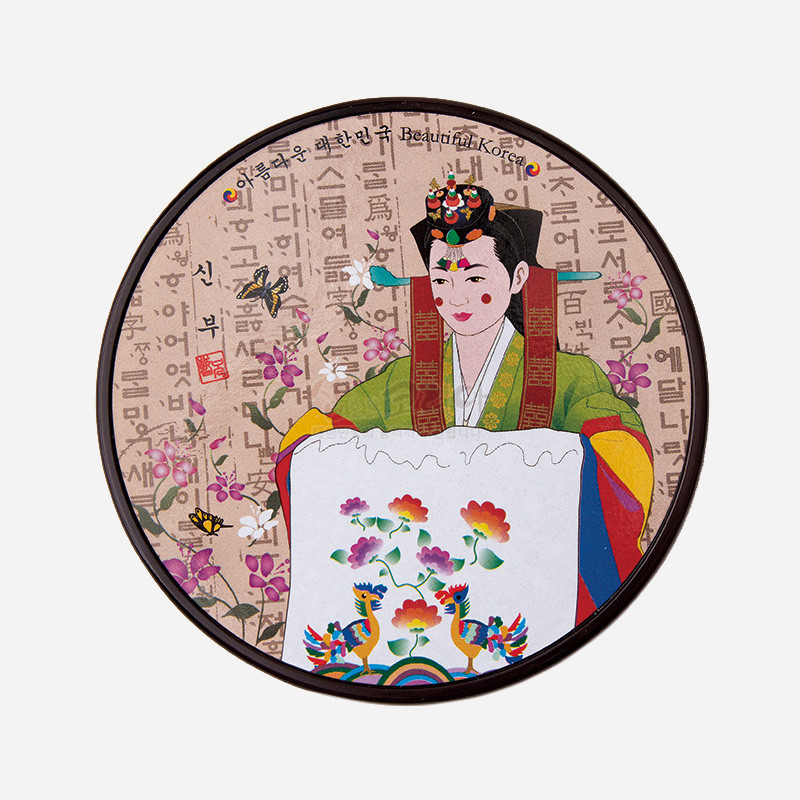 혼례 한복을 입은 여인과 봉황, 꽃문양을 화려한 색채로 표현한 원형 컵받침.