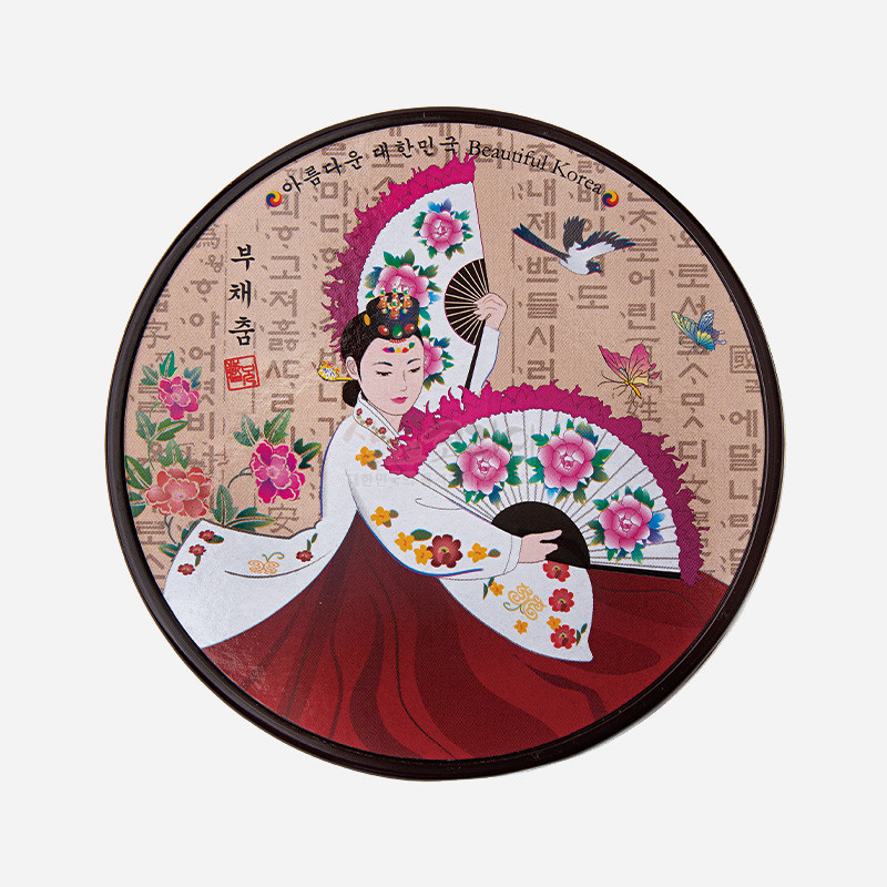 한글 배경 위에 한복 입은 부채춤 여인과 모란·학·나비 문양을 선명한 색감으로 인쇄한 원형 컵받침.