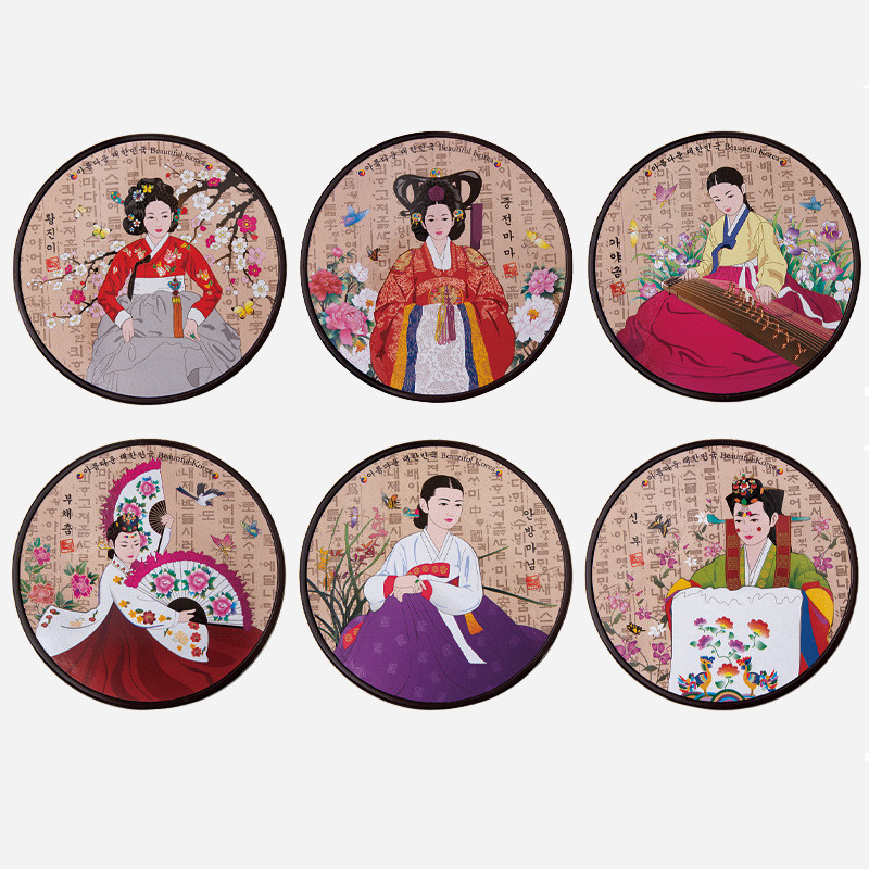 한지 느낌 바탕에 한글 서체와 꽃, 전통 여인 한복 자수풍 일러스트가 조화를 이룬 원형 컵받침 세트.