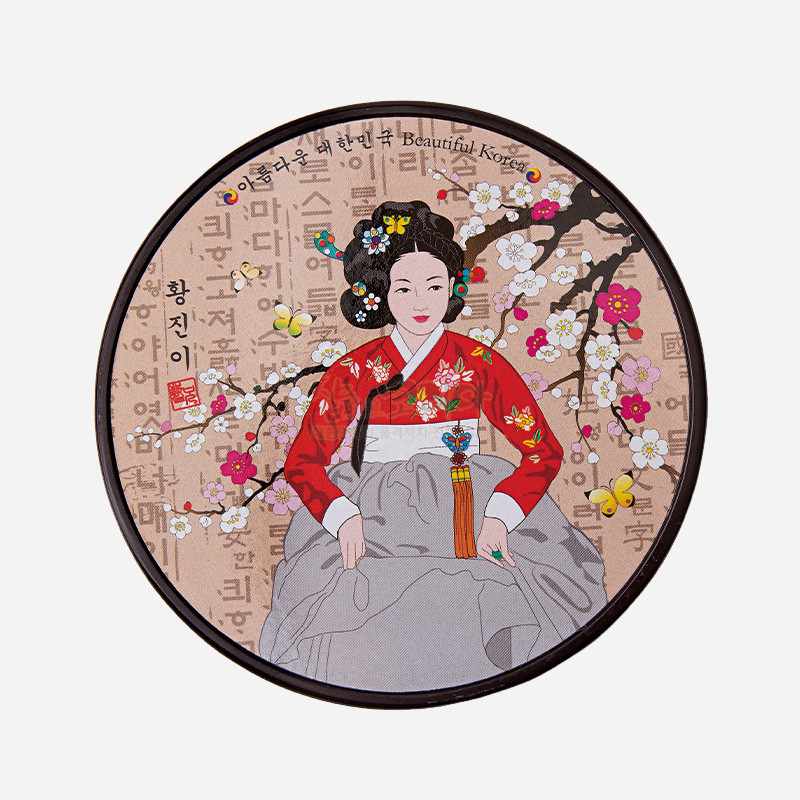 한복 입은 여인을 중심으로 매화·나비 문양과 한글 배경이 인쇄된 원형 컵받침.