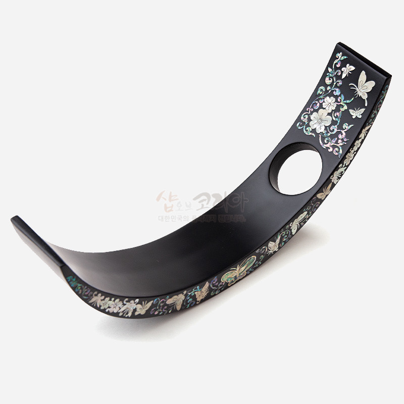 무광 흑색 옻칠 바탕에 자개 상감 기법으로 나비와 꽃문양을 장식한 곡선형 와인홀더. 무광 흑색 옻칠 바탕에 자개 상감 기법으로 나비와 꽃문양을 장식한 곡선형 와인홀더.