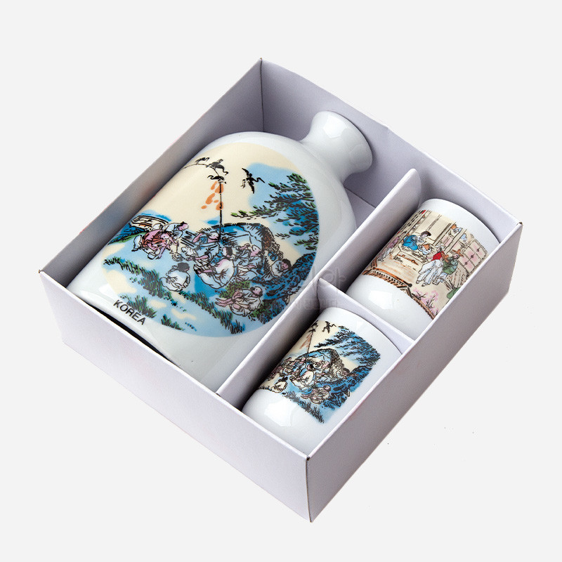 백자 재질에 김득신 천렵도 인물·산수 채색화 문양을 담은 2인용 주병과 잔 세트.