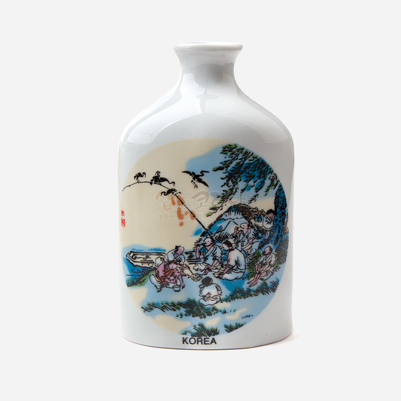 백자 재질에 청록색과 분홍색이 어우러진 김득신 천렵도 인쇄 회화 문양이 둘러진 주병.