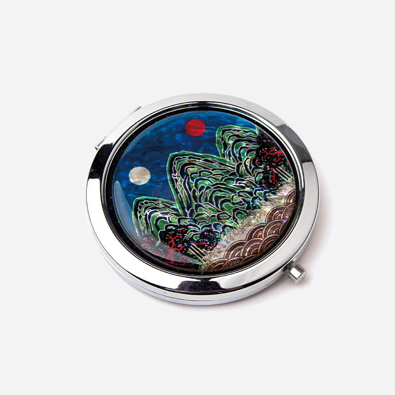 자개 상감 기법으로 일월오봉도 산수화 문양을 표현한 메탈 프레임 손거울.