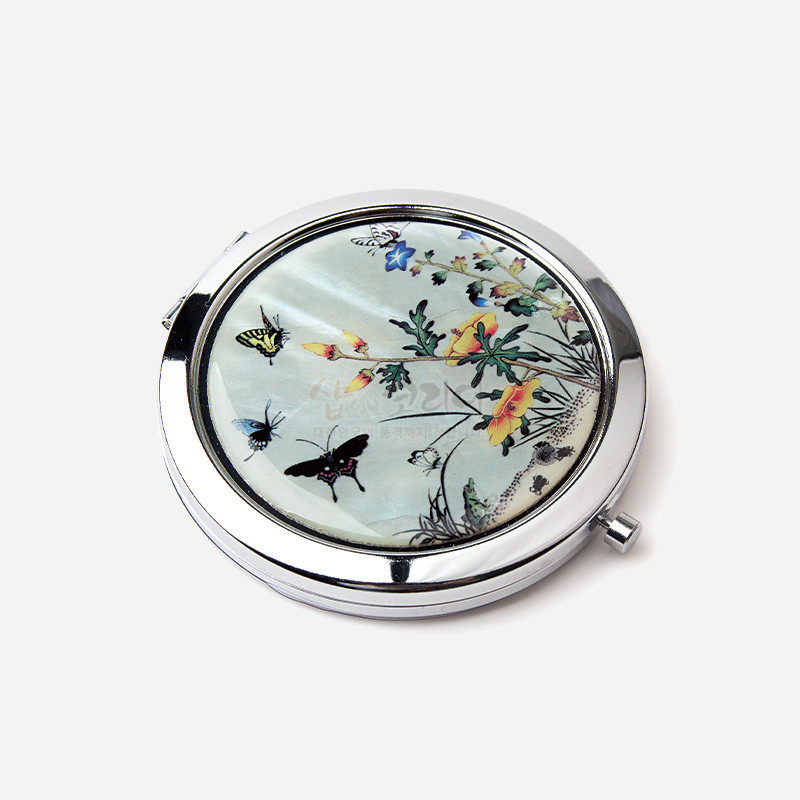 자개를 상감한 금속 테두리 손거울, 옻칠 바탕 위에 초충도 꽃과 나비, 곤충 문양이 다채로운 색감으로 표현된 디자인.