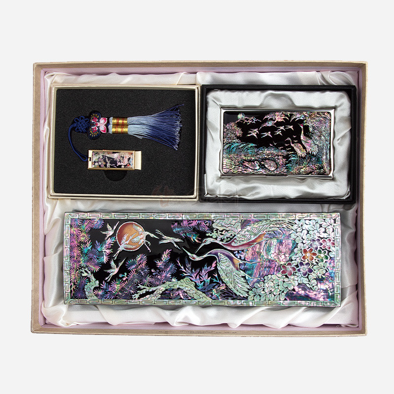 흑칠 바탕에 자개 상감으로 학과 소나무, 구름 문양을 장식한 필함과 명함케이스, 매듭 술 장식이 달린 USB 케이스 세트.