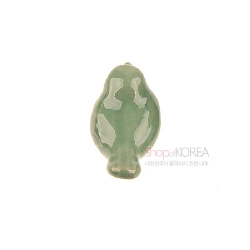 청자 재질의 유약을 입힌 연녹색 참새 형상 수저받침, 부드러운 곡선과 단순화된 새 문양이 특징인 도자 장식.