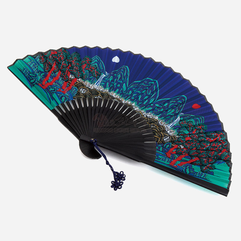 짙은 남색과 녹색 배경에 일월오봉도 민화 문양이 인쇄된 종이선, 검은 대나무살과 남색 매듭 장식이 특징인 전통 부채.