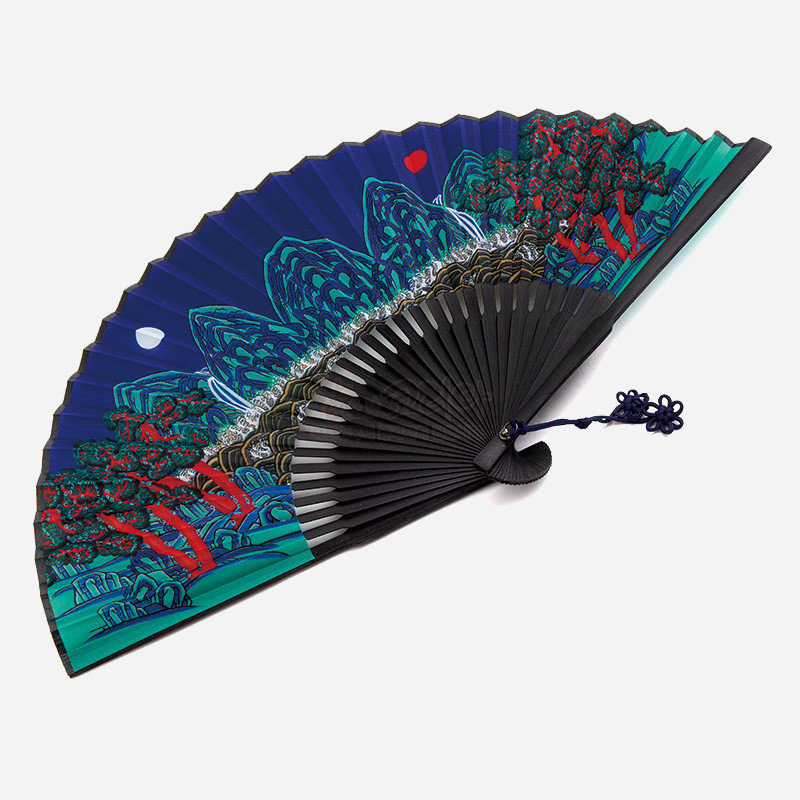 짙은 남색 바탕에 일월오봉도 민화 문양을 채색한 부채, 흑색 살대와 청색 매듭 장식이 어우러진 구성.