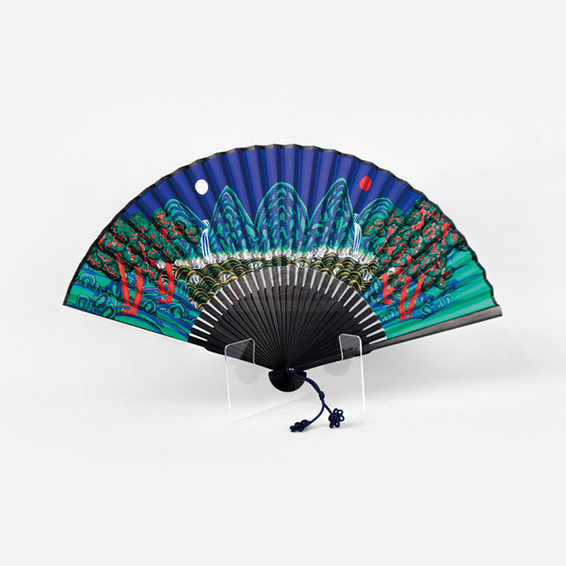 짙은 청색 배경에 일월오봉도 민화가 채색된 종이 부채, 흑색 살대와 남색 매듭 장식이 조화를 이루는 전통 부채.