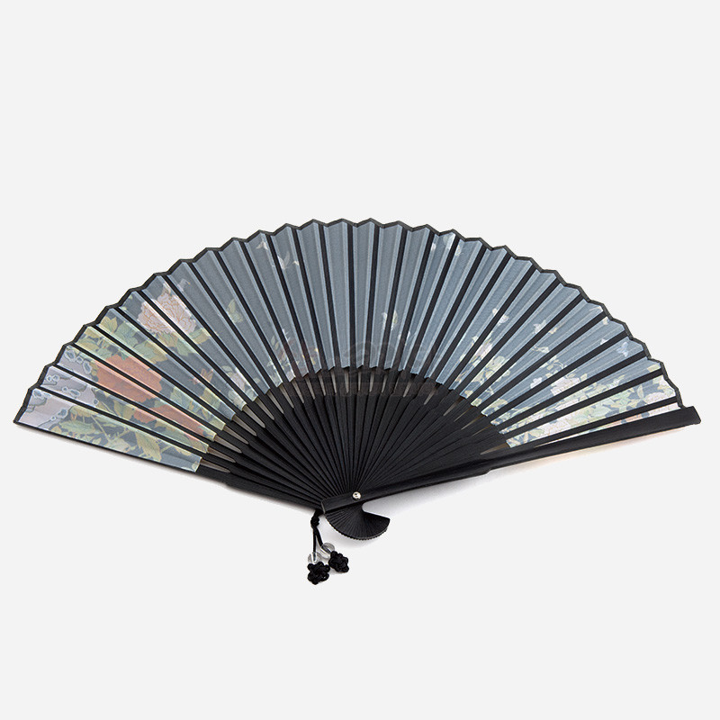 흑색 대나무살과 반투명 천에 민화 모란도 문양을 담고 매듭 장식을 더한 전통 접선.