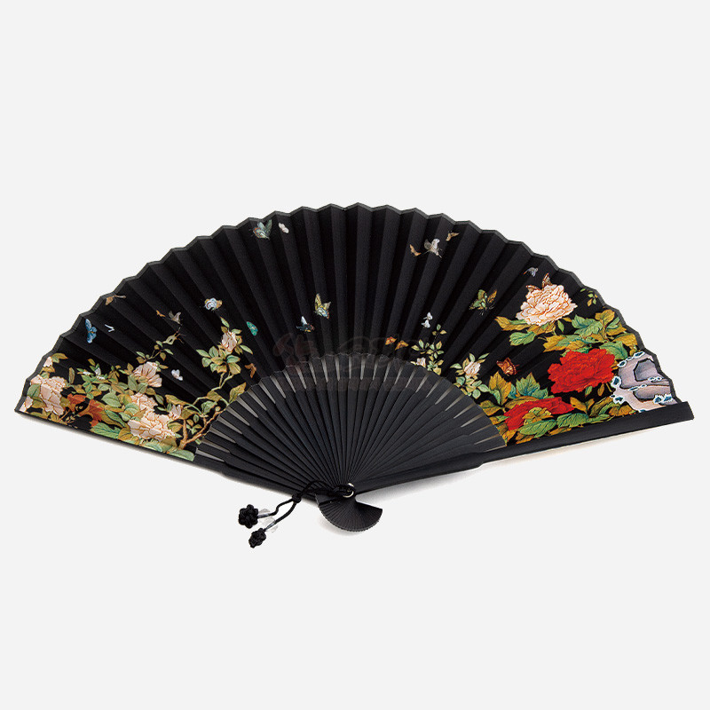 검은 바탕 천에 붉은·흰 모란과 나비 민화 문양을 채색한 접이식 부채, 하단 매듭 장식 포인트.