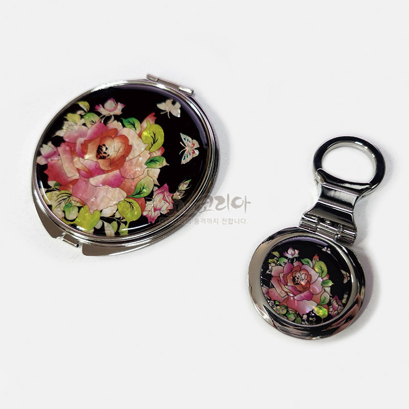 검은 바탕 위 자개 상감으로 표현된 장미와 나비 문양이 화려한 금속 손거울 2종 세트.