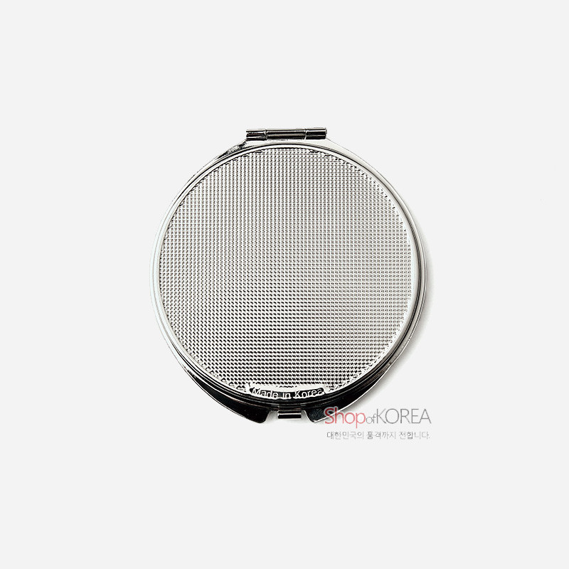 은은한 광택의 금속 재질로 제작된 원형 자개손거울, 앞면 미세 격자 패턴 장식이 특징인 디자인.
