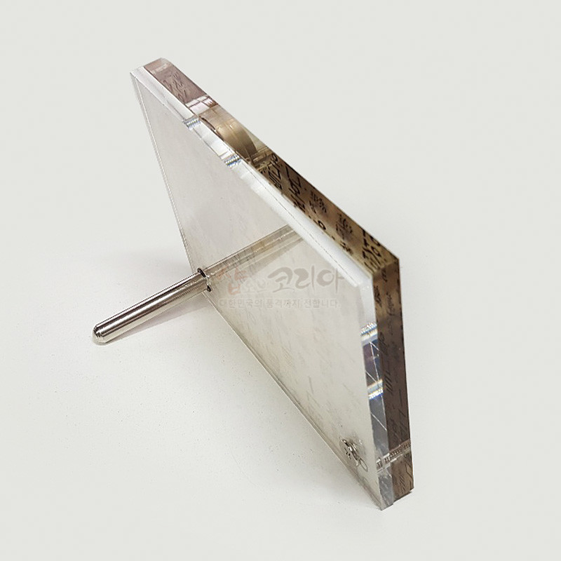 투명 아크릴 소재에 한지 질감과 훈민정음 문자 문양을 더한 직사각 탁상용 시계. 투명 아크릴 소재에 한지 질감과 훈민정음 문자 문양을 더한 직사각 탁상용 시계.