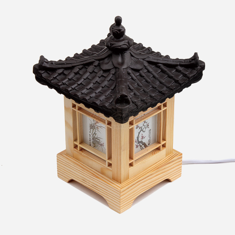 나무 프레임과 기와 형상 검은 지붕, 반투명 창에 사군자 수묵화 문양이 들어간 사각 전통 조명.