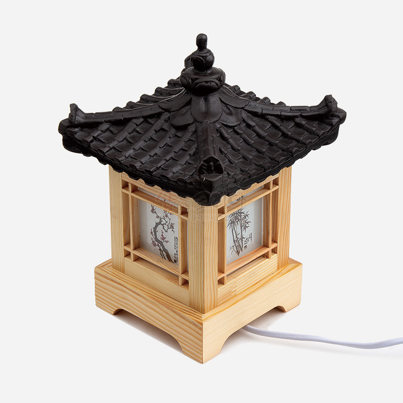 나무 프레임과 검은 기와 지붕 형태, 반투명 면에 사군자 먹선화 문양이 장식된 전통 사각등.
