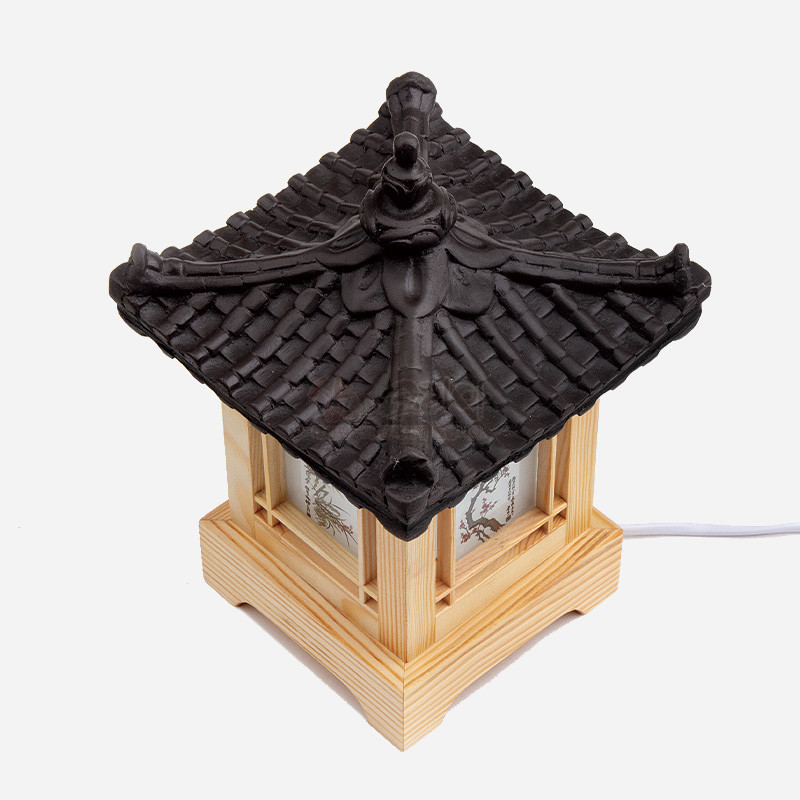 전통 기와 지붕 형태의 검은색 상단과 원목 사각 프레임, 사군자 문양 종이 조명이 어우러진 전통 등롱.