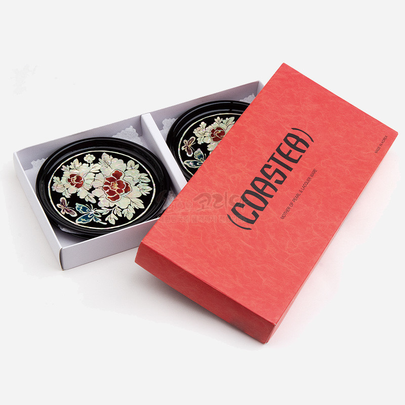 검은 옻칠 바탕에 자개 상감으로 표현된 목단꽃과 나비 문양이 돋보이는 원형 컵받침 4종 세트.