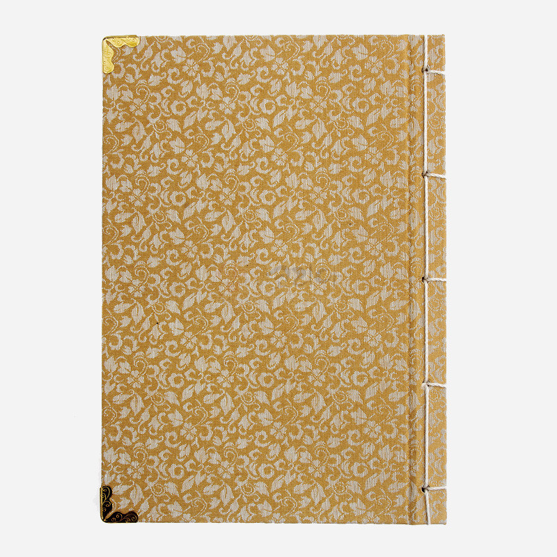 황금색 비단 천에 꽃넝쿨 문양을 짜 넣고 흰색 실로 오침식 제본한 노트, 모서리 금속 장식 특징. 황금색 비단 천에 꽃넝쿨 문양을 짜 넣고 흰색 실로 오침식 제본한 노트, 모서리 금속 장식 특징.