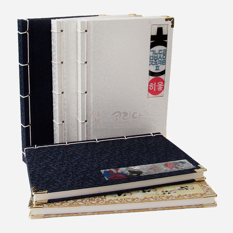 자개 장식이 더해진 비단 표지와 전통 상감 기법의 청사초롱 문양, 옆철 제본과 금속 모서리 장식이 특징인 오침노트.