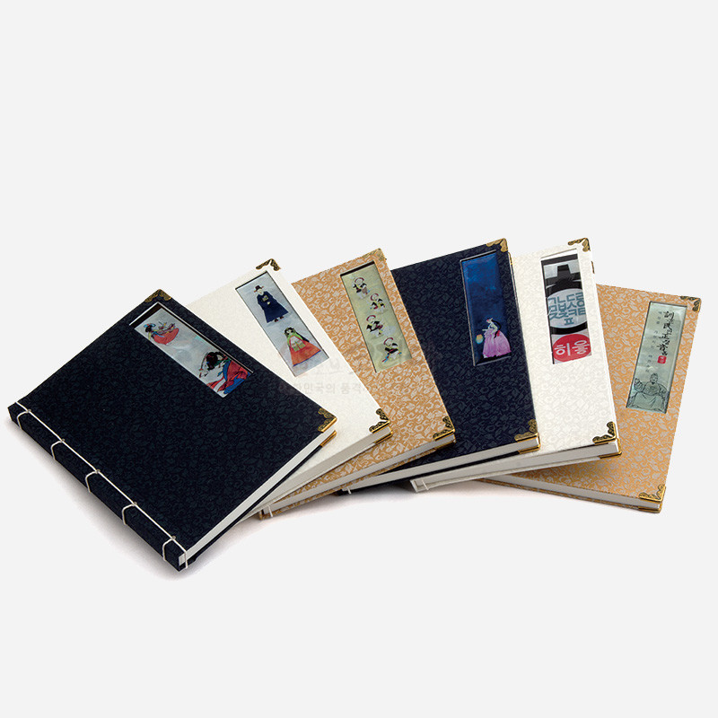 자개 장식과 금속 모서리 장식이 더해진 비단 표지, 한복 인물과 전통 문양이 상감된 오침 제본 노트.