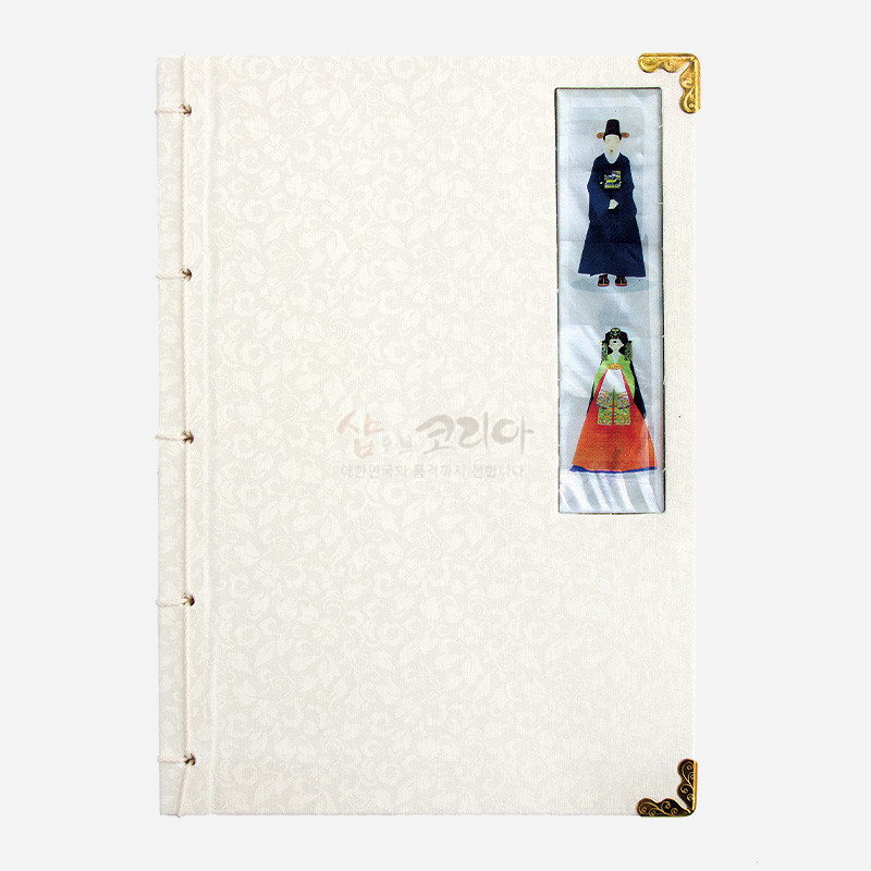 비단 재질 표지에 음각 꽃무늬가 들어가고, 자개로 표현한 신랑신부 문양과 금속 모서리 장식이 더해진 오침노트.