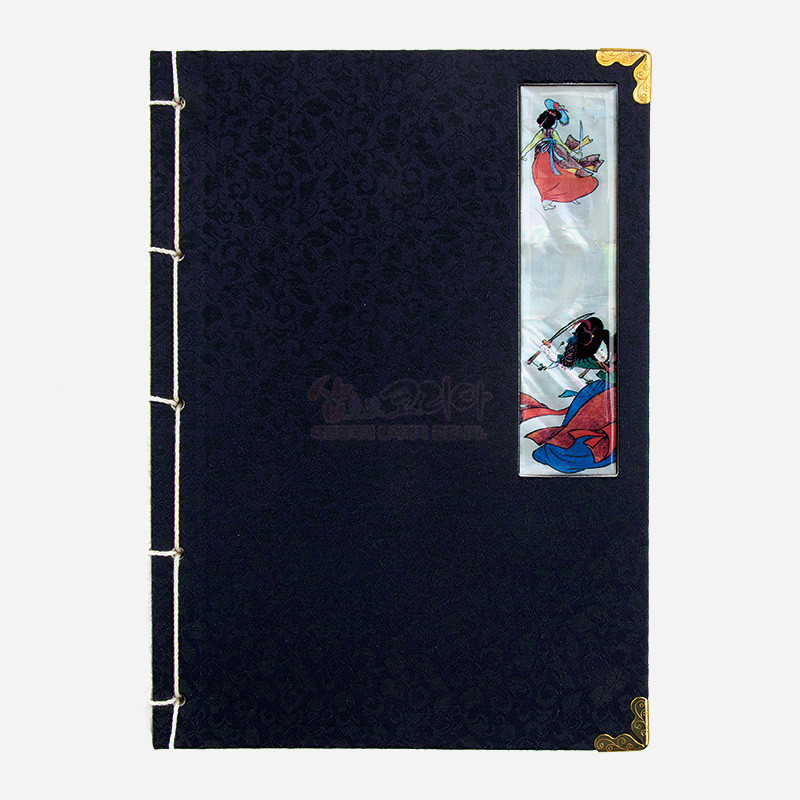 짙은 남색 비단 표지에 전통 문양 압인, 자개 상감 기법의 신윤복 칼춤 그림 장식, 황동 느낌 모서리 금속 장식과 전통 노끈 배접 제본이 돋보이는 오침노트.